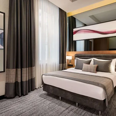 Ramada By Wyndham Center Hotel